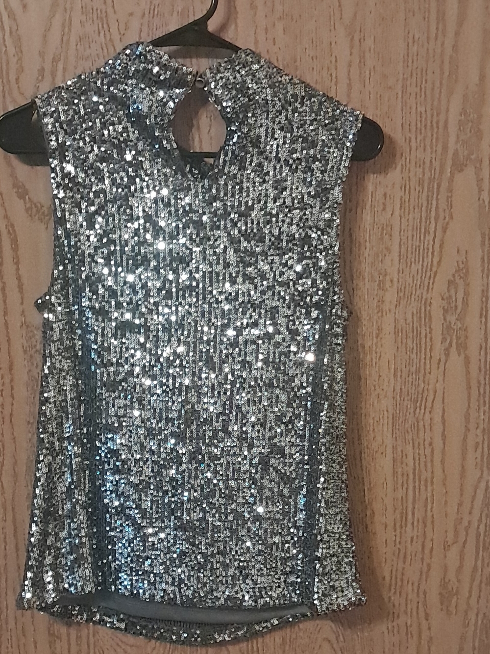 Cable & Gauge Silver Sequin Sleeveless Camisole with Back Keyhole MEDIUM - Picture 5 of 6